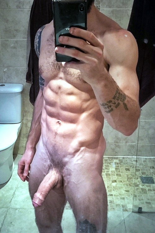 biblogdude:  brainjock: Livin’ that vain Buff Bro life!  26 yo str8bro from England. He’s seriously sexy, but a little bit of a wanker…..he’s rude, obsessed with fake breasts and addicted to Bang Bros porn….I’m pretty sure that means he would