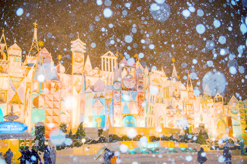 mickeyandcompany:  Snow at Tokyo Disneyland (x) 