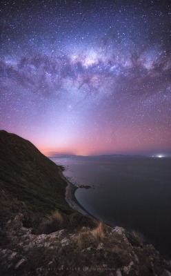 mini-space-alien: just–space:  Zodiacal Light and the Milky Way photographed from the North Island of New Zealand [OC][1191x1920] by Mark Gee   i want to leave 