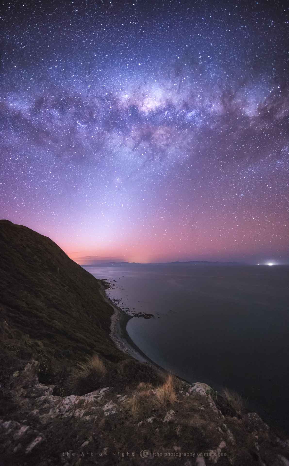 just-l-o-v-e-l-y-darling:  just–space:  Zodiacal Light and the Milky Way photographed