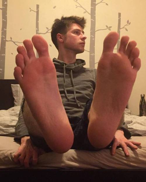 whitemalefeet:This gorgeous guy and his feet.