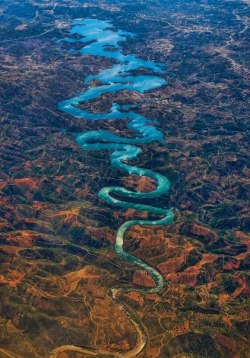 pikxchu:  Odeleite reservoir, formed by the Odeleite Dam in the “Ribeira de Odeleite” river in southeast Portugal.Photograph by Steve RichardsSee it on a map 