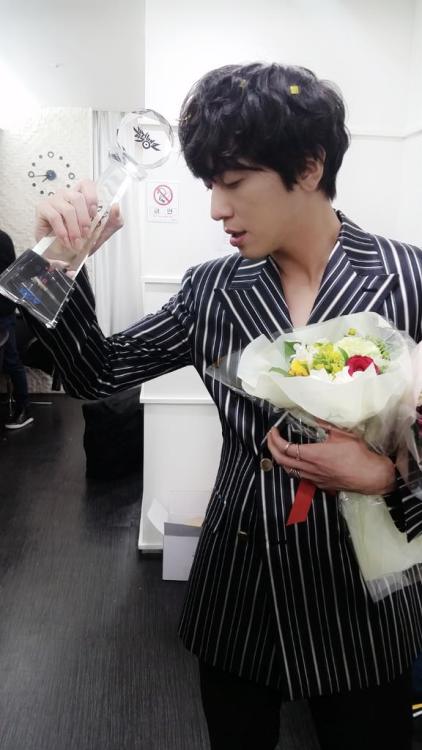 cnbluecl: 150130 CN_FANCLUB Twitter Update: Jung Yonghwa 1st Place on KBS Music BankCNBLUE.CL