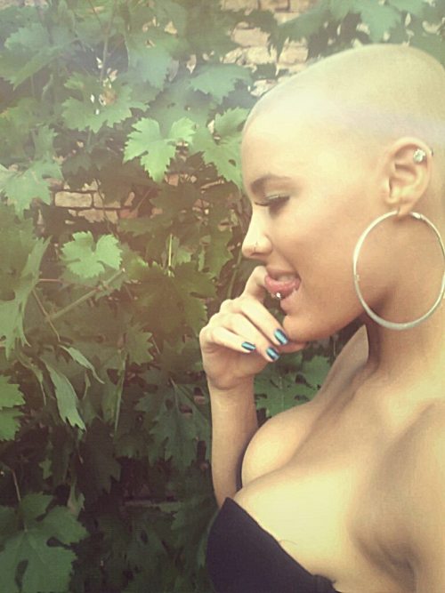 bigmoneyshave: girlwithlamp-deactivated2020102:  Sup bitchez  smooth heat She know she fine