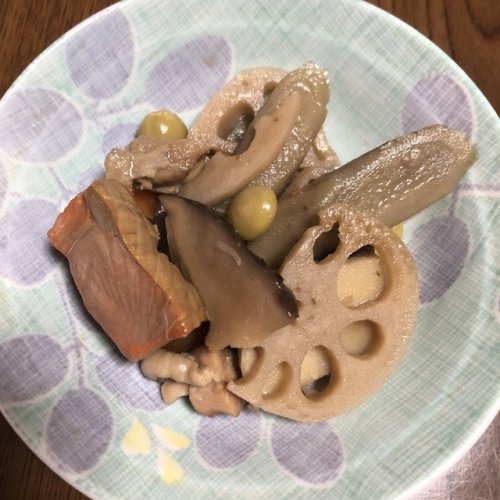 本間日陽さんのツイート: おじいちゃんちで鮭料理 いただきました✨ おじいちゃんのつくった鮭 それを使ったおばあちゃんの料理！ お正月最高〜〜 #村上市 #元旦 #鮭料理 t.co/h