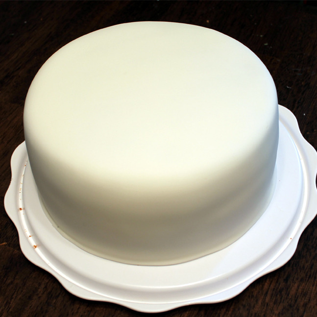 foodffs:  THE VERY VANILLA CAKE [HOW TO COVER A CAKE IN FONDANT] Really nice recipes.