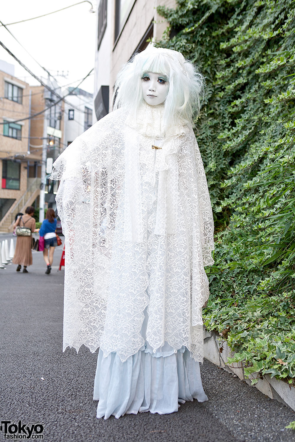 tokyo-fashion:  Japanese shironuri artist Minori in white lace on Cat Street in Harajuku.