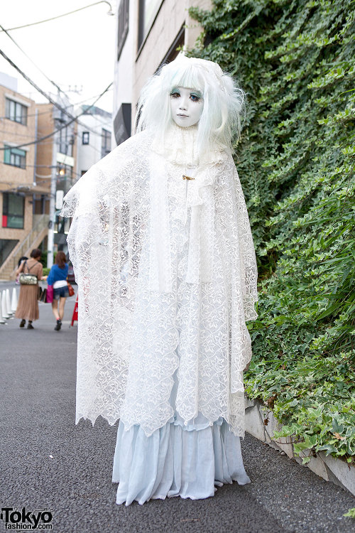 Japanese shironuri artist Minori in white lace on Cat Street in Harajuku. Our short Minori documenta