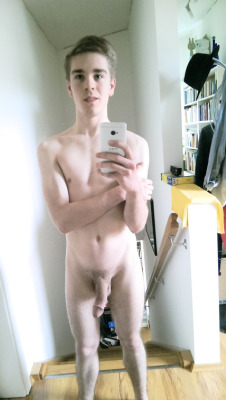 stardonkey:  See more amateur guys showing