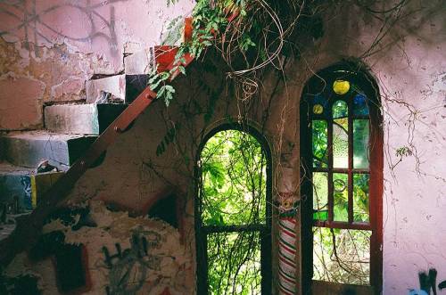lomography:    Discovering Abandoned Spaces with Jen ZakrzewskiArtist Jen Zakrzewski moves through life as though it is a performance, deeply inspired by the idea that art and life can blend together almost seamlessly. Photography is at these crossroads,
