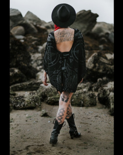 make-way-for-the-tatooed-girls:  More here Make Way For The Tattooed Girls 