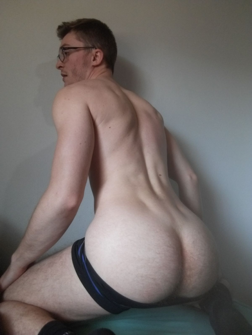 kirekindats: Thick legged Boy showing off for Daddy… kik: kirekindats