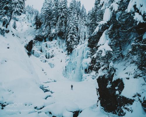 From earlier this morning&hellip; frozen Franklin Falls. by BertyMandagie