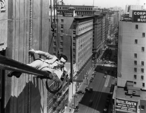 oldhollywoodfilms: The fearless Harold Lloyd dangles off of buildings in Feet First (1930-first phot