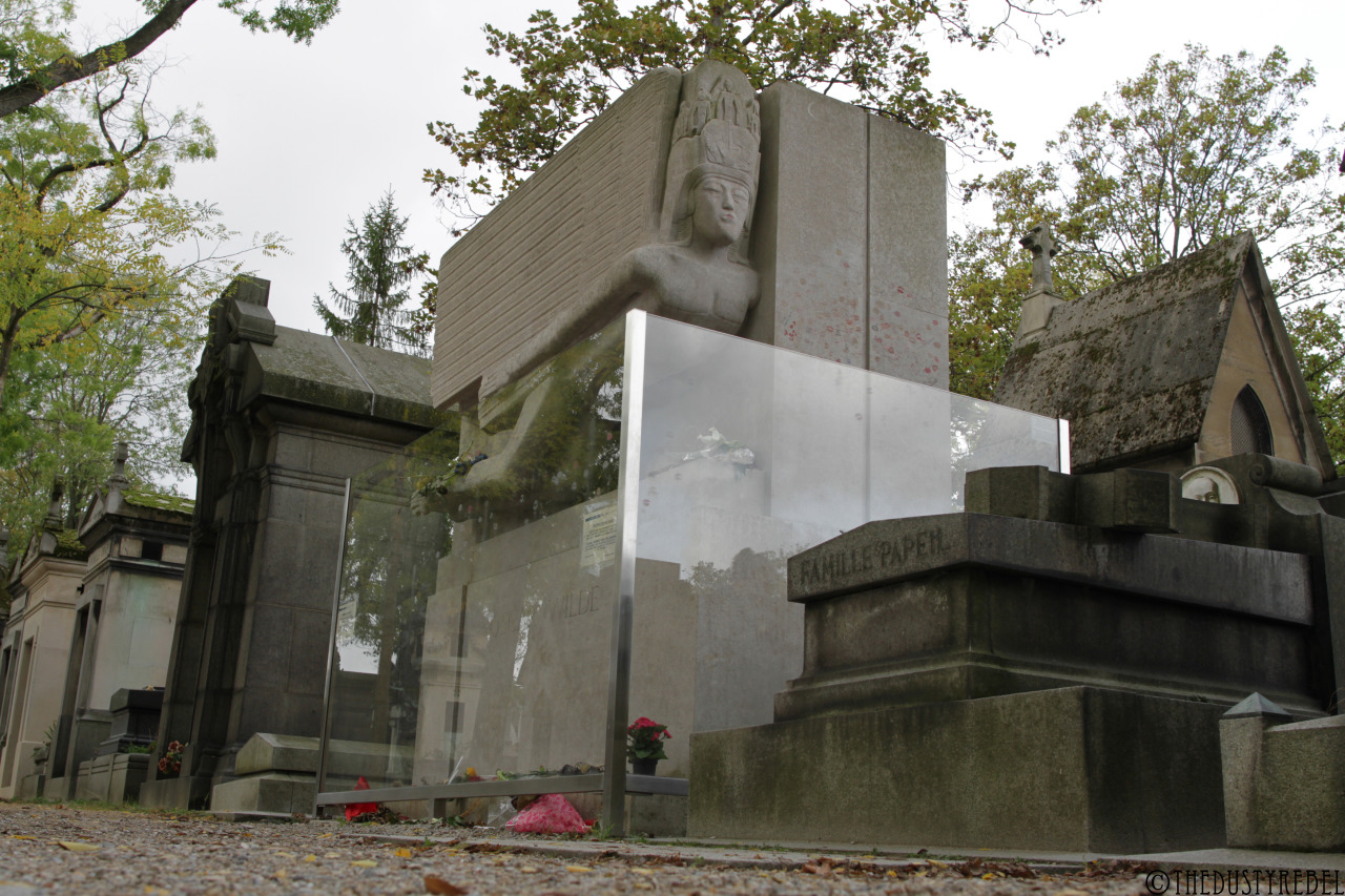 Oscar Wilde This no fun “kissing proof” wall around Oscar Wilde’s tomb is an abomination. This was my first time back since 2011, when the barrier was put up to end the tradition of leaving lipstick kisses. I am very certain Oscar Wilde would no...