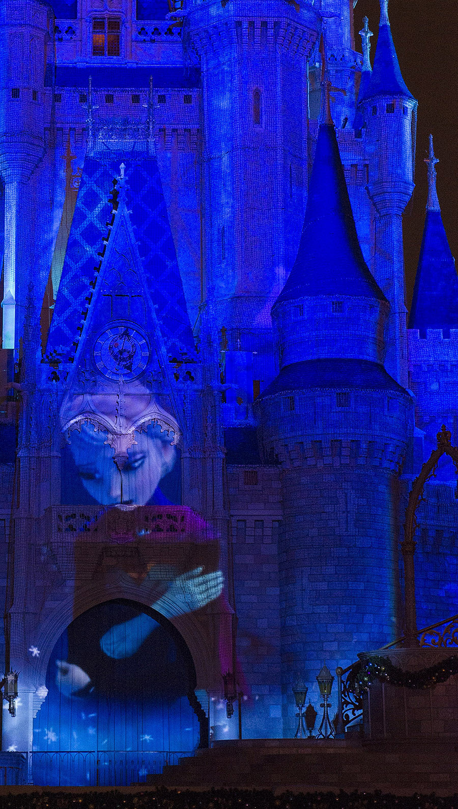 kioewen:  Elsa Takes Residence at Walt Disney World Castle From the Celebrate the