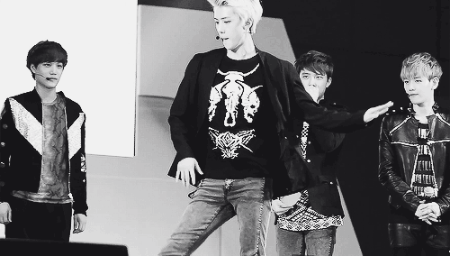oh-luhans:  sehun’s weird dance 