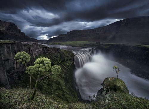 esteldin:Hafragilsfoss by Max J R on Flickr.