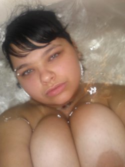 iambabygirllust:  iambabygirllust:  Bath