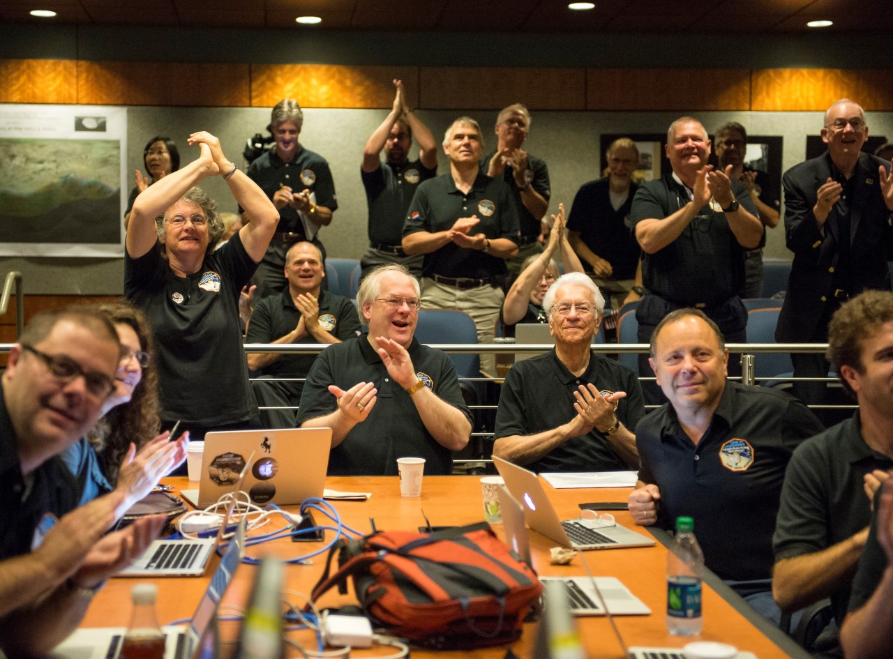 HOLA PLUTÓN! La nave New Horizons de la NASA llegó a su punto más cercano con Plutón este martes, convirtiéndose en la primera de la historia en sobrevolar el planeta enano. El hombre ya completó la gesta de explorar todo el sistema solar, de...