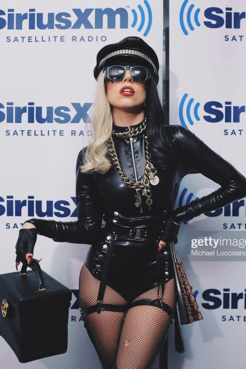  [PHOTO]— Lady Gaga visits «The Howard Stern Show» on SiriusXM Hits 1 at SiriusXM Studio in New York
