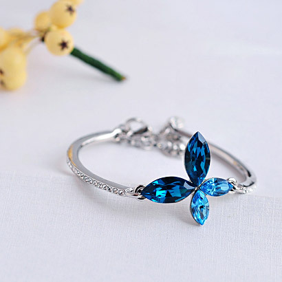 Delicate, romantic, and very feminine - this exquisite sterling silver bangle bracelet adds a touch 