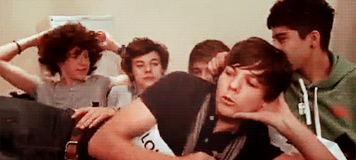 ungodlythighs:  louisandharryandlove:  Louis’ sprawled across the boy’s laps is all I care about…     I wish there were more of these…  you forgot the most important one  