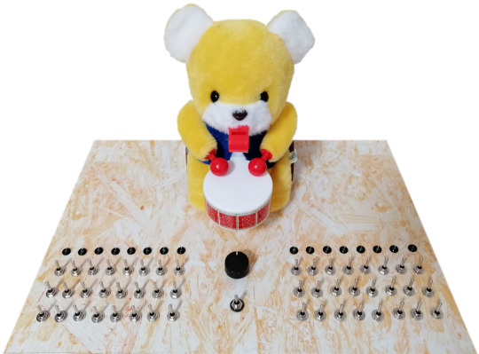 引間二郎「這い熊1979」 – 八雲木彫り熊【熊つみ】