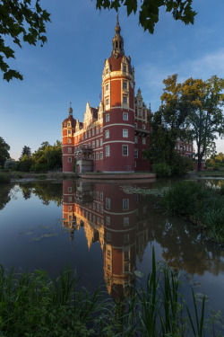 polandgallery: The castle of Bad Muskau/Mużaków   on the German-Polish border in blue hour