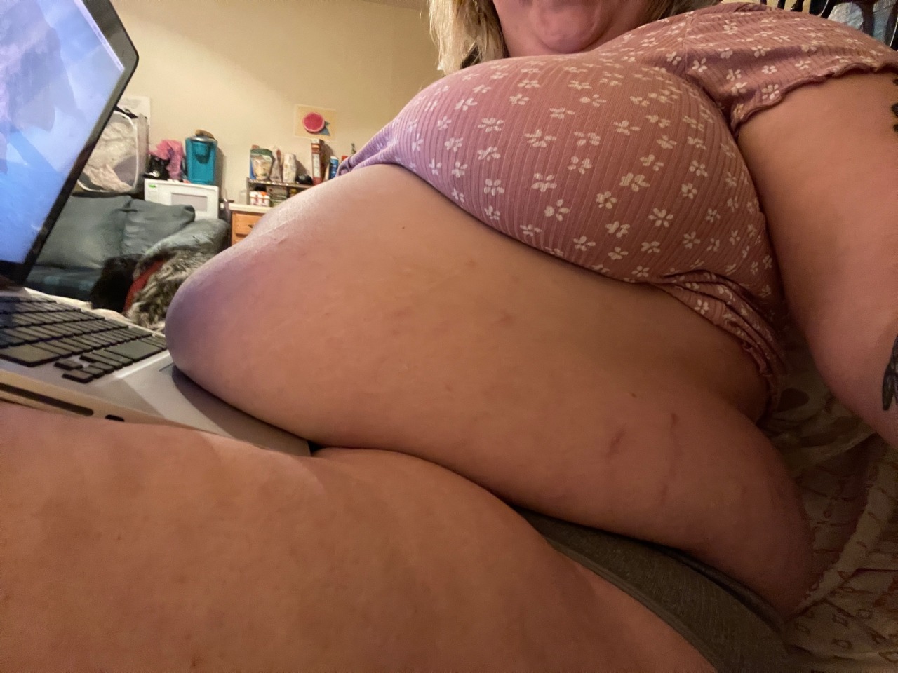 bbwsophieblake:Ooof. Fatty on her laptop but she doesn’t have a lap…since it’s overflowing with fat. 👩🏼‍💻👩🏼‍💻👩🏼‍💻
