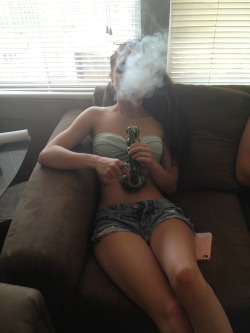 causeiwashigh:  snortdrugs:  Lazy dazy  <3