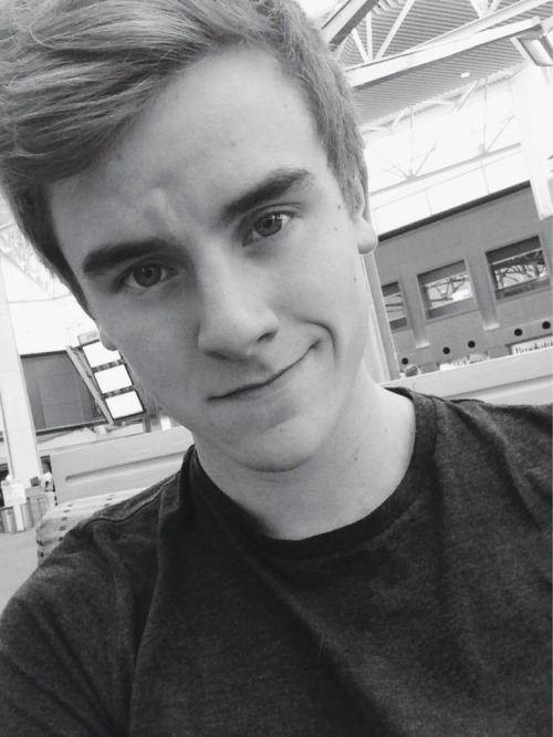 connorfranta:  airport selfie (the black & white signifies sadness b/c I don’t want to leaveeeee) 