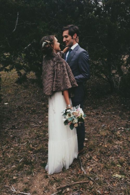 Few things are better than a bride in a jacket! This image is pure inspiration!Visit vsb for more br