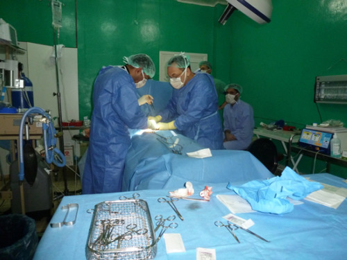 Photo: MSF medical staff treats a patient after an airstrike in Azaz city. Syria 2013/MSF
Syria: Airstrike on Market Kills and Injures Scores
At least 20 people were killed and 99 injured when warplanes bombed a market in the northern Syrian city of...