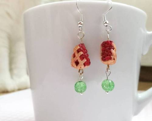 Cherry pie earrings #polymerclay #handmadejewelry #polymerclayjewelry #cherrypie #miniaturefood