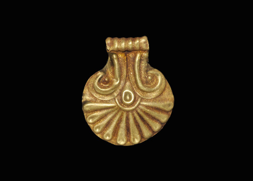 ancientjewels:Gold Egyptian lotus-blossom pendant, Amarna Period, c. 1353-1336 BCE. From Timeline Au