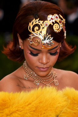 lovefeedsme:  smokingsomethingwithrihanna:“China: Through The Looking Glass” Costume Institute Benefit Gala (May. 4)  ♓️