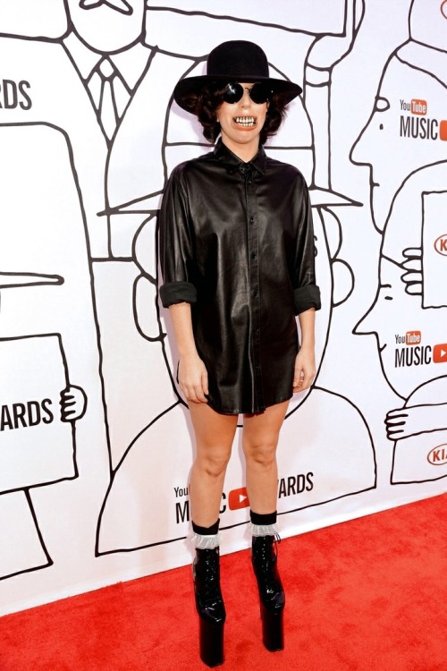 [PHOTO] — Lady Gaga on the red carpet in «YouTube Music Awards 2013» | November 3th, 2013.