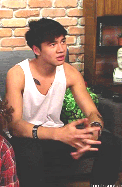 tomlinsonhun:  Calum fixing his hair is literally the most important thing right