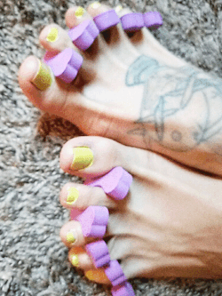 wvfootfetish:  therxqueen:  Polishing  So gorgeous. Love her feet.
