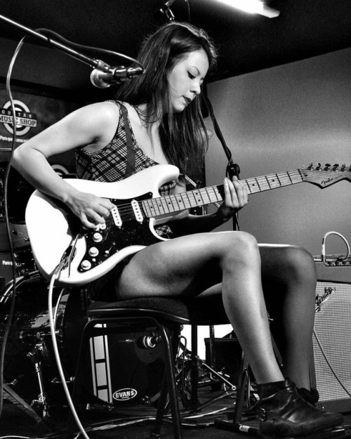 circusofsound: Juliana Vieira looking and playing awesome….