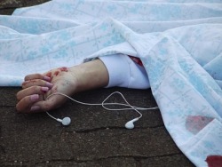 jpgeso:  Suicide victim listening to music