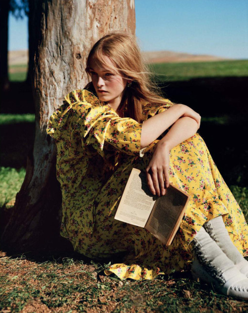 Jean Campbell reads in “Country Life” for Vogue UK, March 2016. Photograph by Alasdair McLellan.“Tur