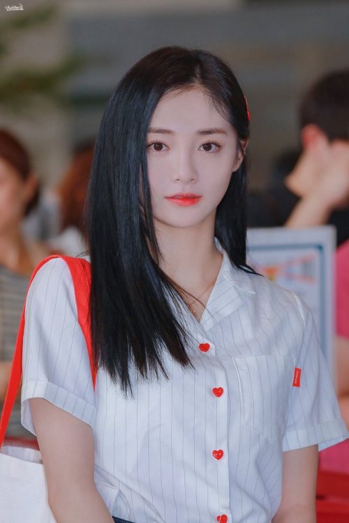 pristin-kyulkyung:180802 Pristin Pinkyat Gimpo International Airport© paradizhoudo not edit, crop, o