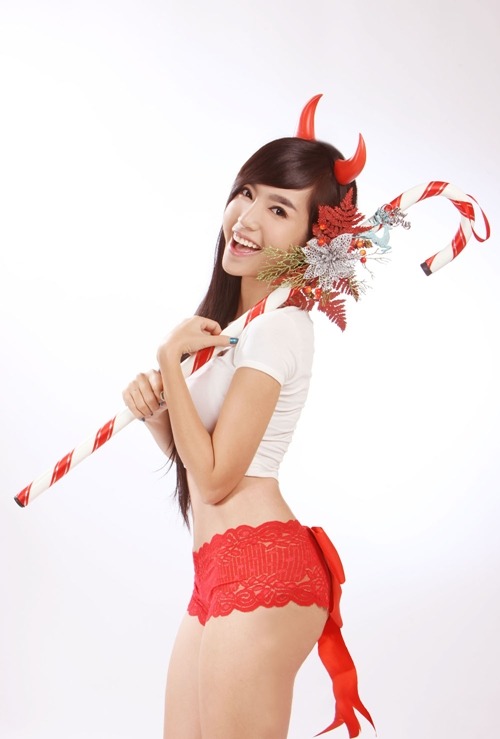 Elly Tran Ha as Christmas elv: GORGEOUS Vietnamese Beauty!