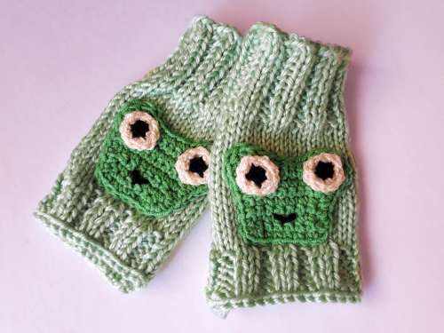 3dfeels:3dfeels: HEY EVERYONE!!!! my mom made these sleeveless gloves theyre very cute u can get the