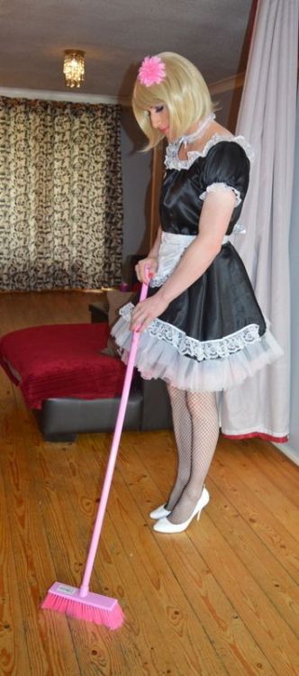 chinesesissymaster: Once you are finished sweeping you get your white ass here and suck my dick.