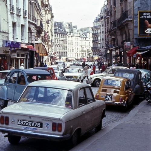 Trafic avec plusieurs 2CV, Paris, 1972.