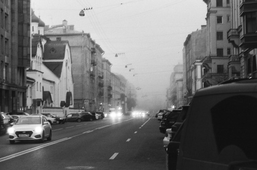 Tverskaya street in fog, Saint-Petersburg, November 2020Camera: Canon EOS 500 Film: Ilford HP5 400 h