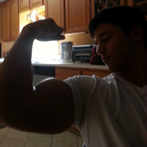 just-gorge-ous:Cheeky mid meal twig arm pic…